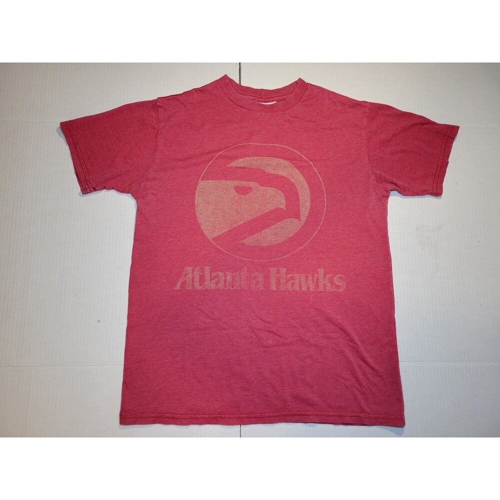 Junk Food Atlanta Hawks Faded Retro/Vintage Styled Red Shirt Mens Small.